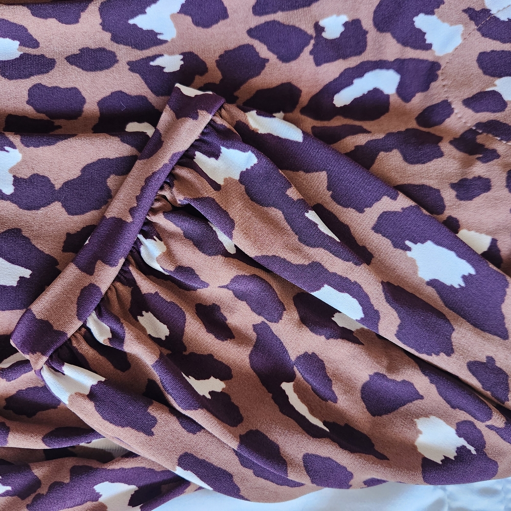 Chic Leopard Print Blouse - Picture 5 of 5